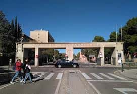 Entrada principal del Campus de San Francisco con el arco de bienvenida
