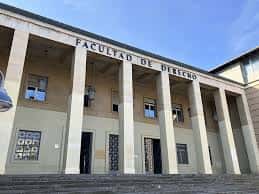 Fachada de la Facultad de Ciencias con entrada principal y árboles