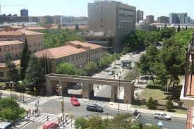 Vista panorámica del campus desde una altura, mostrando edificios y el arco de acceso