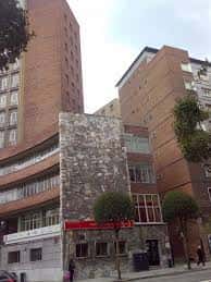 Vista urbana de la Plaza General Ordóñez con edificios residenciales y comerciales