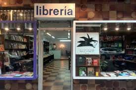 Vista exterior de la librería Louise Michel Liburuak con su fachada característica y escaparate
