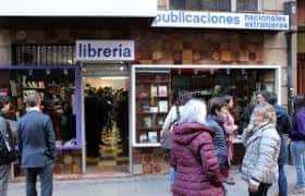 Exterior de la librería con grupo de personas reunidas frente a la entrada