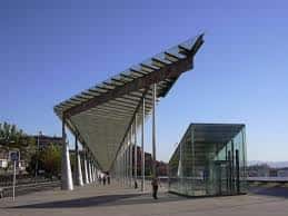 Vista exterior de la Dársena de Xoán XXIII con su estructura metálica y techo inclinado bajo un cielo despejado