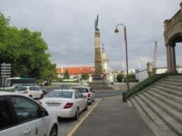 Vista diurna de la Plaza de Galicia con el monumento y entorno urbano