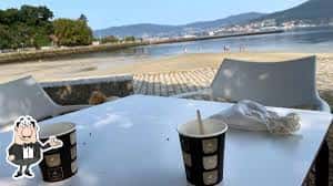 Mesa con bebidas y vista al mar desde el chiringuito