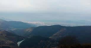 Vista desde la montaña hacia Bilbao y el valle en la distancia