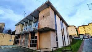 Vista exterior del Centro Cívico de Caranza en Ferrol, mostrando su fachada moderna con grandes ventanales y estructura de hormigón
