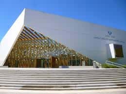 Vista exterior del Centro Carlos Santamaría con su distintiva fachada triangular y escalinata