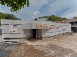 Vista exterior del Museo Cemento Rezola con su fachada de hormigón y entorno natural