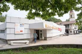 Entrada principal del museo con persona caminando y detalles arquitectónicos