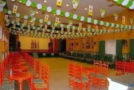 Salón interior del centro cultural decorado con guirnaldas y mesas para eventos