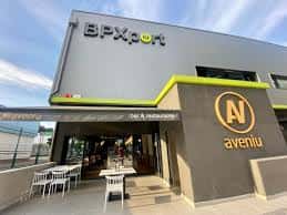 Fachada exterior del restaurante Aveniu con señalización clara y terraza