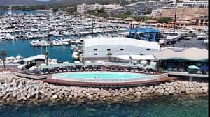 Vista aérea del Lobster Club con piscina infinita frente al puerto de Palma