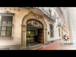 Entrada principal del edificio del Grupo San Valero con fachada clásica y logotipo visible
