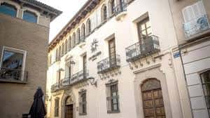 Fachada lateral del edificio institucional del Grupo San Valero con balcones y detalles arquitectónicos