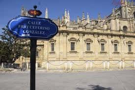 Señal de calle Fray Ceferino González con la Catedral de Sevilla al fondo