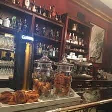 Detalle de la barra con botellas, dispensador de Guinness y dulces en frascos de cristal