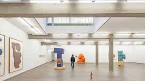 Interior de la Galería Carreras Múgica con obras de arte abstracto y estructura de hormigón
