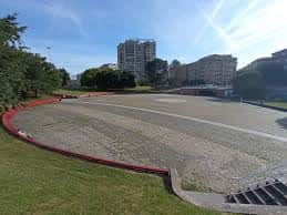 Vista panorámica de la Plaza de los Fueros con su característica rotonda y edificios circundantes