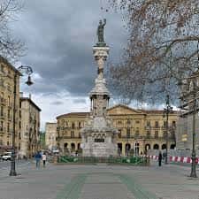 Plaza de los Fueros con el Monumento a los Fueros en el centro y fachadas históricas