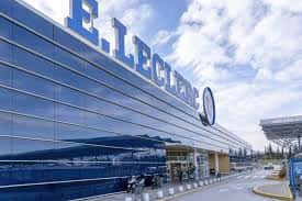 Fachada exterior moderna del supermercado E.Leclerc Pamplona con grandes ventanales y cielo despejado