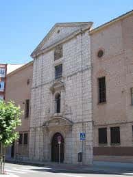 Fachada histórica del edificio con detalles arquitectónicos clásicos y entrada principal
