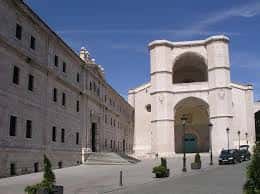 Vista exterior del Monasterio de San Benito el Real con su imponente fachada y arco de entrada