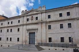 Fachada principal del monasterio con escalinata y detalles arquitectónicos renacentistas