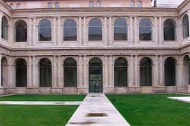 Claustro del monasterio con arcos de piedra y jardín central