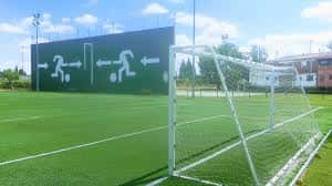 Campo de fútbol del Complejo Deportivo San Pedro Regalado con portería y valla publicitaria