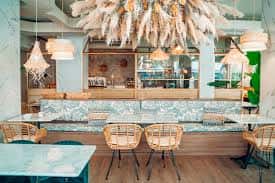 Interior del restaurante con iluminación cálida y decoración moderna
