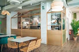 Área de comedor con mobiliario contemporáneo y plantas decorativas