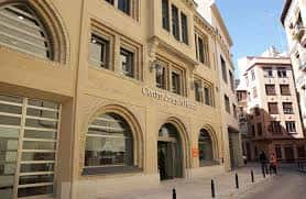Vista exterior del Centro Joaquín Roncal con fachada de ladrillo y arcos