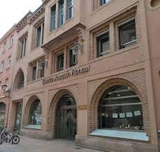 Fachada principal del centro con entrada arqueada y cartel identificativo