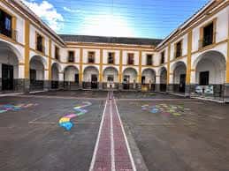 Patio interior con arcos y juegos infantiles en el suelo