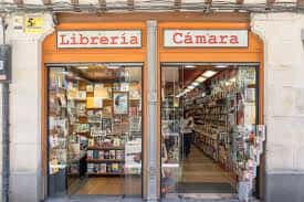 Fachada de la Librería Cámara en Bilbao con escaparate iluminado