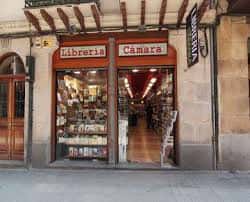 Vista exterior de la entrada principal de la librería Cámara