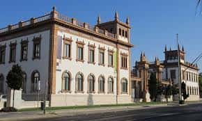 Fachada principal del edificio histórico del Polo Digital en Málaga
