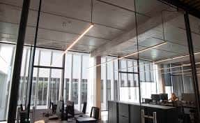 Interior moderno de oficinas con grandes ventanales y mobiliario actual