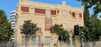 Fachada principal del Centro Cultural Fundación Unicaja de Sevilla durante el día
