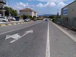 Vista de la carretera principal en el Polígono de Agustinos con tráfico y edificios industriales