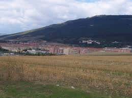 Vista panorámica del Polígono de Agustinos con montañas al fondo y zonas industriales
