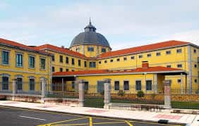 Vista exterior del Archivo Histórico de Asturias con su característica cúpula y fachada amarilla