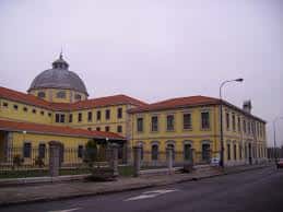 Fachada principal del edificio del Archivo Histórico en Oviedo bajo cielo nublado