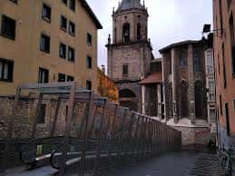 Vista del Cantón de la Soledad con la escalera moderna y la torre de la iglesia al fondo