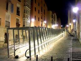 Cantón de la Soledad iluminado por la noche, destacando la escalera metálica y las fachadas tradicionales