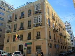 Edificio institucional con banderas de España y Andalucía en la fachada