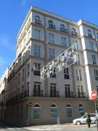 Vista de un edificio de estilo clásico con decoración navideña en la calle