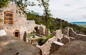 Detalle de las ruinas con ventanas de madera y vistas al paisaje