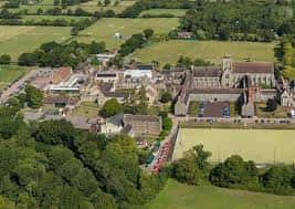 Vista aérea del campus de Hurstpierpoint College con edificios históricos y campos verdes